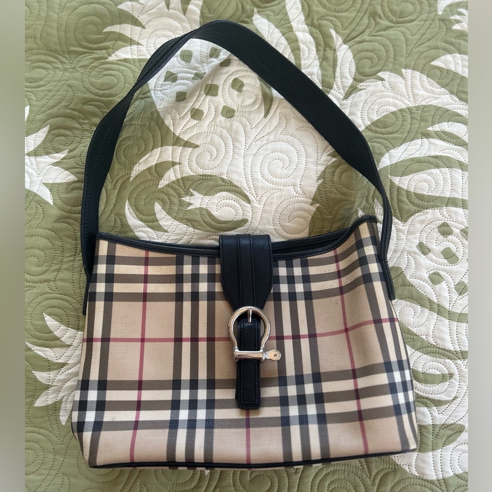 100% authentic Burberry shoulder purse magnetic button strap vintage